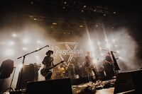 「DRAGONASH 25th Anniv. LIVE "THE SILVER LILIES"」の様子。（Photo by TAKAHIRO TAKINAMI）