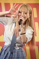 「恋ノ行方」を披露するあかせあかり。