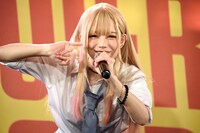 「恋ノ行方」を披露するあかせあかり。