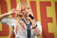 「恋ノ行方」を披露するあかせあかり。