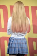 ウイッグのグラデーションを見せるあかせあかり。