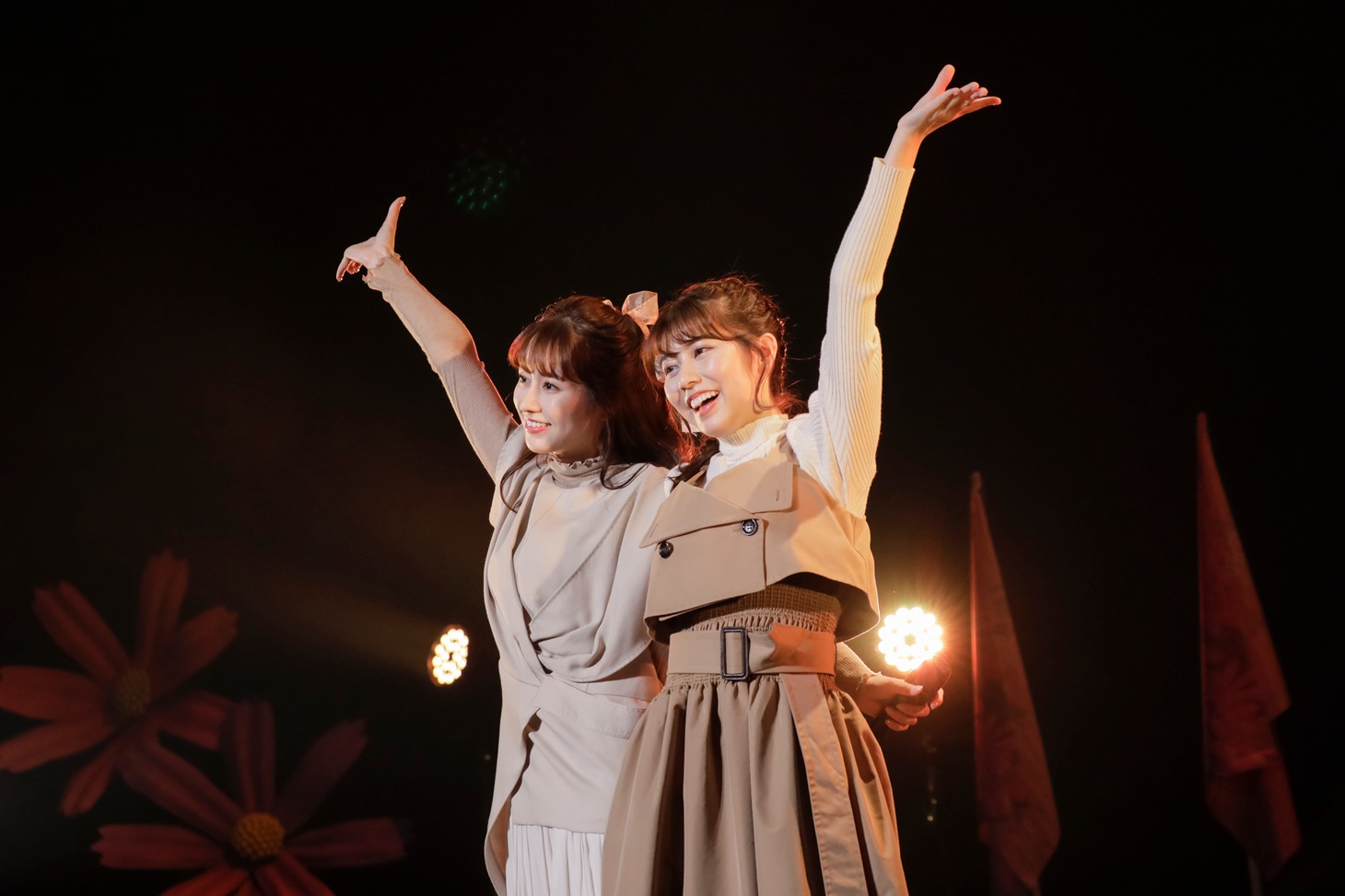 左から佐々木彩夏、鈴木萌花。（Photo by RYOHEI TSUKADA）