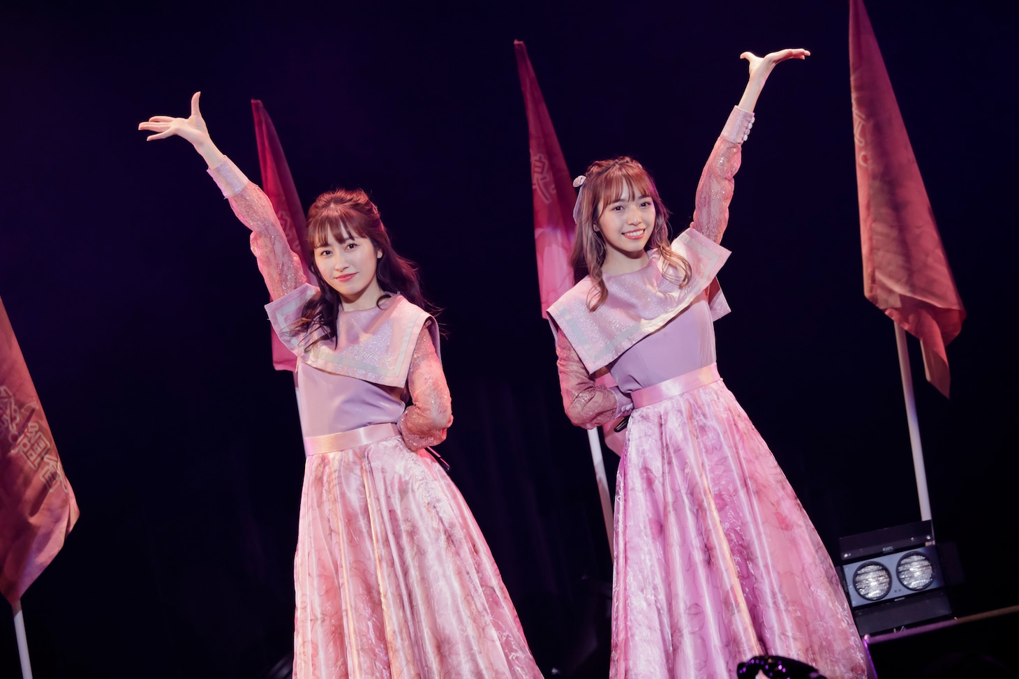 左から佐々木彩夏、内藤るな（Photo by RYOHEI TSUKADA）