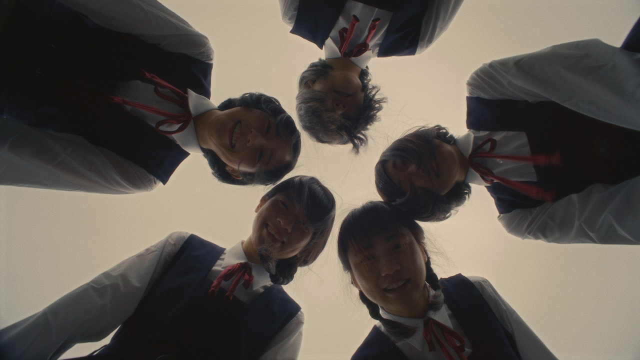 BiSの5人が純朴な制服姿であぜ道を歩く「とまらない歌」MV公開