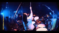 「Infinite Mirror (feat. Tomotaka Tsuji)」ライブ映像より。