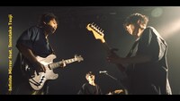 「100 Million Rainbows」ライブ映像より。