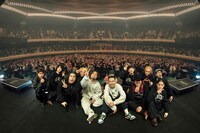 「変態紳士舞踏会 in 日本武道館」の様子。（撮影：太田好治）