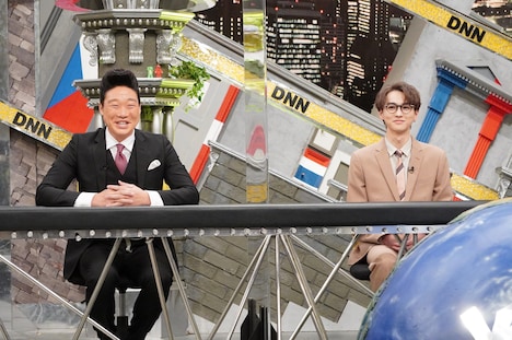 左からみやぞん（ANZEN漫才）、吉野北人（THE RAMPAGE from EXILE TRIBE）。(c)フジテレビ