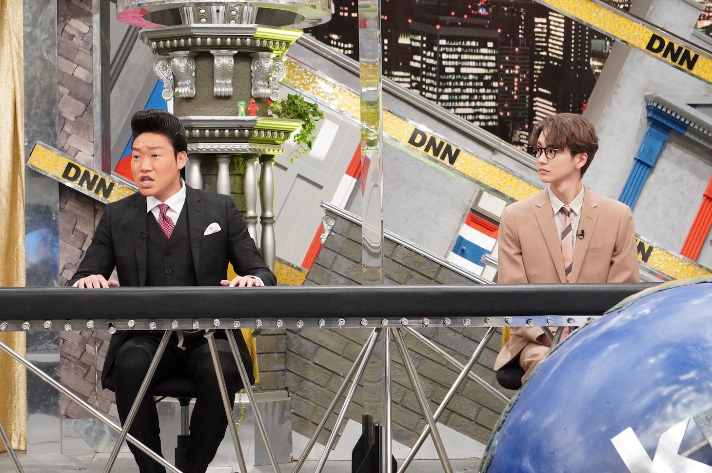 左からみやぞん（ANZEN漫才）、吉野北人（THE RAMPAGE from EXILE TRIBE）。(c)フジテレビ