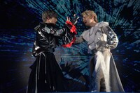 左からRIKU、鍵本輝。