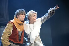 左からRIKU、鍵本輝。