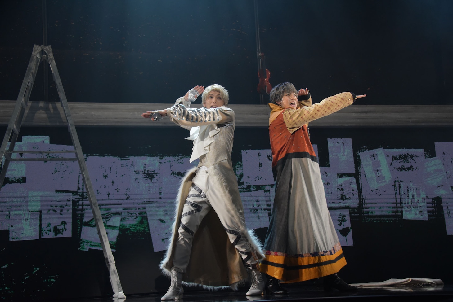 左から鍵本輝、RIKU。
