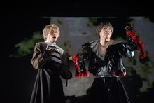 左から鍵本輝、RIKU。