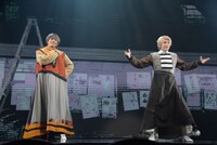 左からRIKU、鍵本輝。