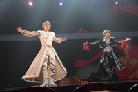 左から鍵本輝、RIKU。