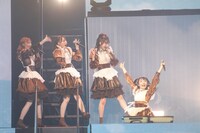 「てゆーか、みるてんって何？」冒頭でステージに登場する本田珠由記（右端）。(c)YOANI