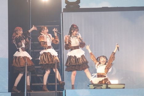 「てゆーか、みるてんって何？」冒頭でステージに登場する本田珠由記（右端）。(c)YOANI