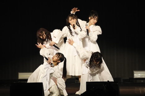 「誰もいない森の奥で一本の木が倒れたら音はするか？」を披露する蟹沢萌子、河口夏音、川中子奈月心、鈴木瞳美、冨田菜々風。(c)YOANI