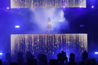 LEDスクリーンの中から姿を現した永田詩央里。(c)YOANI