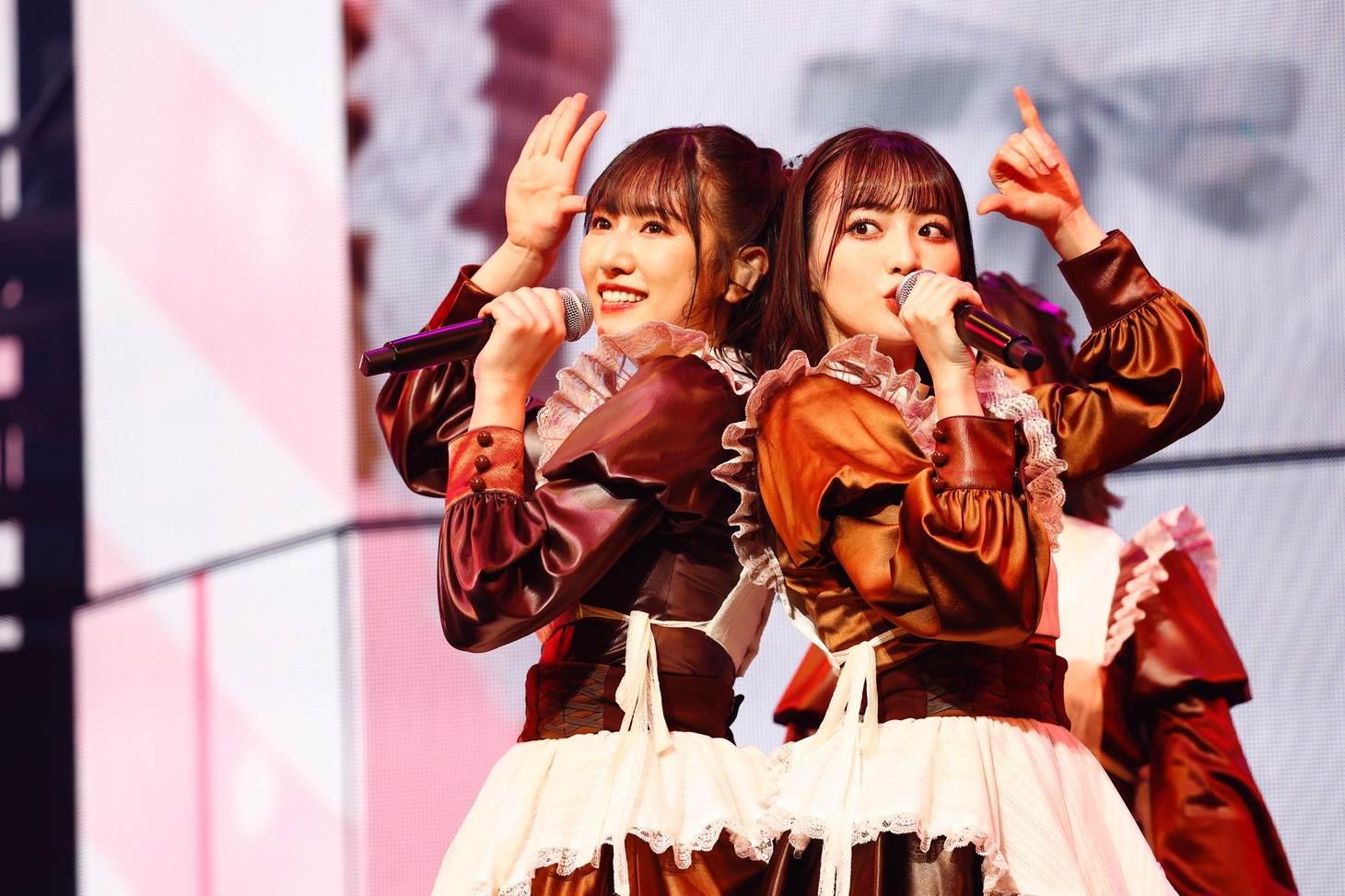 左から蟹沢萌子、冨田菜々風。(c)YOANI