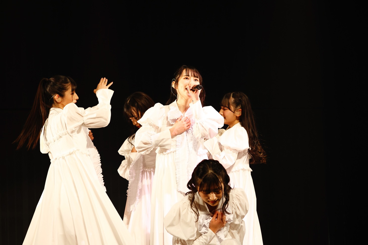 「誰もいない森の奥で一本の木が倒れたら音はするか？」を披露する蟹沢萌子、河口夏音、川中子奈月心、鈴木瞳美、冨田菜々風。(c)YOANI