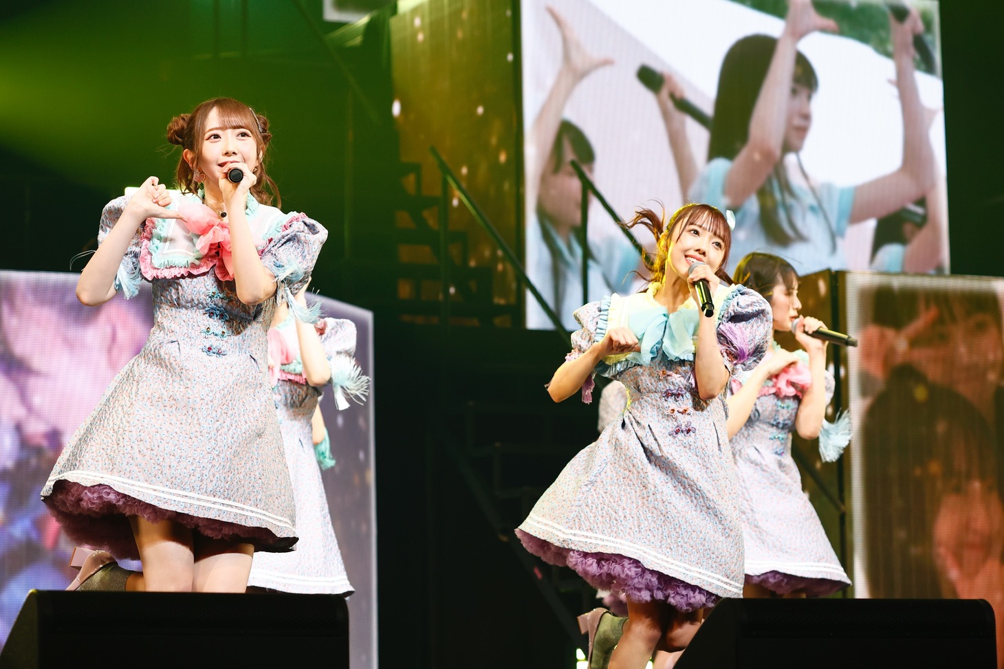 左から谷崎早耶、落合希来里。(c)YOANI