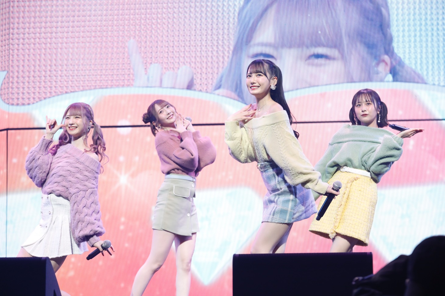 「#おふしょるにっと」を披露する菅波美玲、谷崎早耶、鈴木瞳美、尾木波菜。(c)YOANI