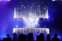 LEDスクリーンの中から姿を現した永田詩央里。(c)YOANI