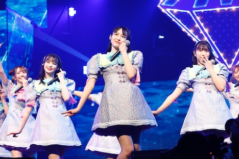 「君はスパークル」でセンターを務める川中子奈月心（中央）。(c)YOANI