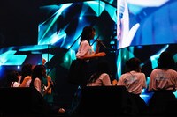 舞台決定のサプライズ発表に驚く≠MEメンバー。(c)YOANI