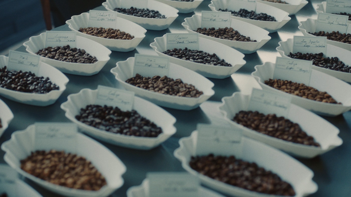 UCCグループのテレビCM「COFFEE CREATION ロースティング編」より。