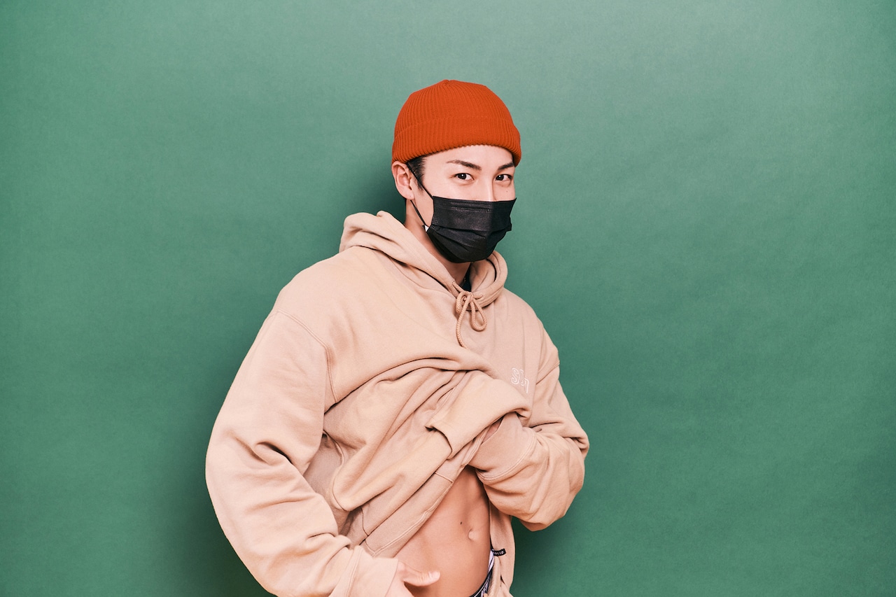 古谷大和さんと中村太郎さんにそそのかされ、腹筋をチラ見せするRIKUさん。