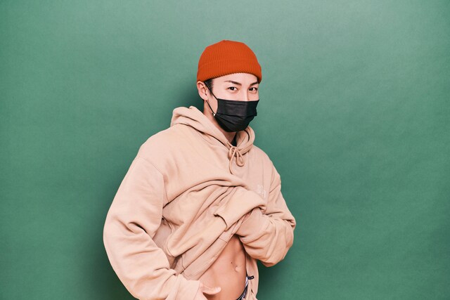 古谷大和さんと中村太郎さんにそそのかされ、腹筋をチラ見せするRIKUさん。