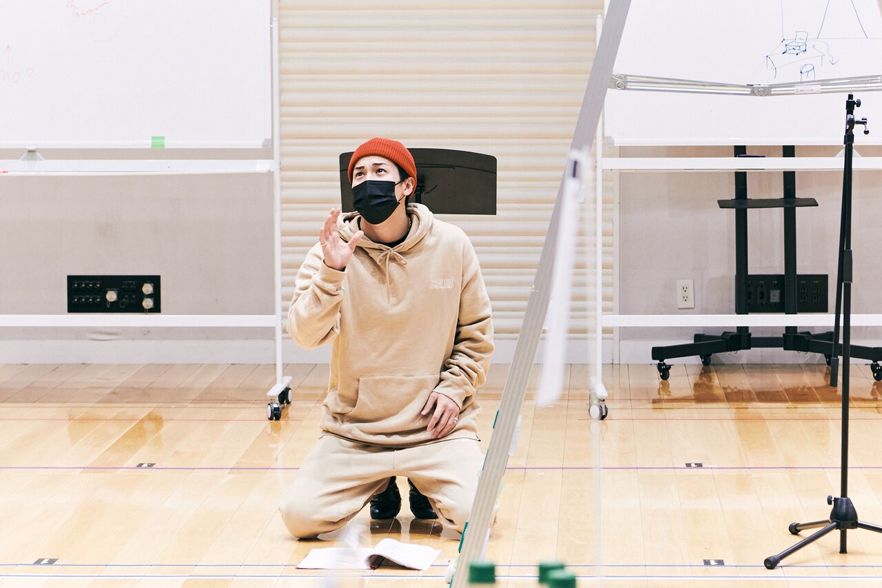 真剣に演じるRIKUさん。