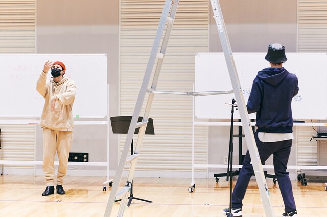 実際はセットの3Fと2Fに分かれて演じるシーン。