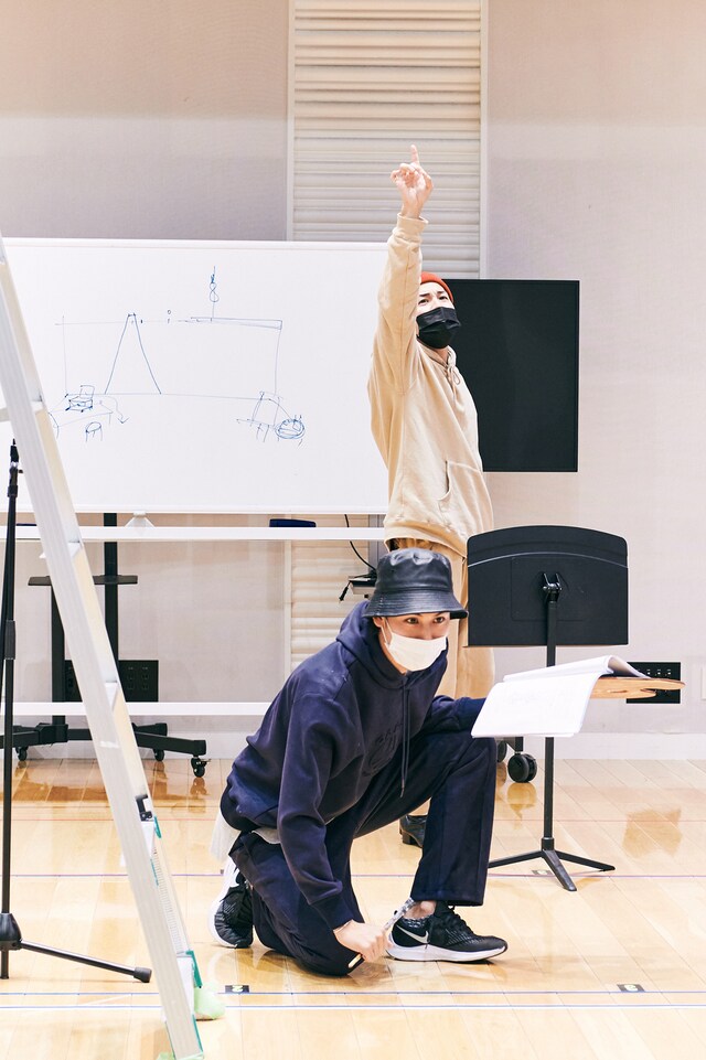 稽古に参加する中村太郎さんとRIKUさん。