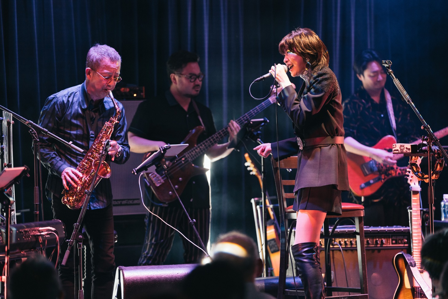 左から鈴木明男（Sax）、Little Black Dress。（Photo by AKI）