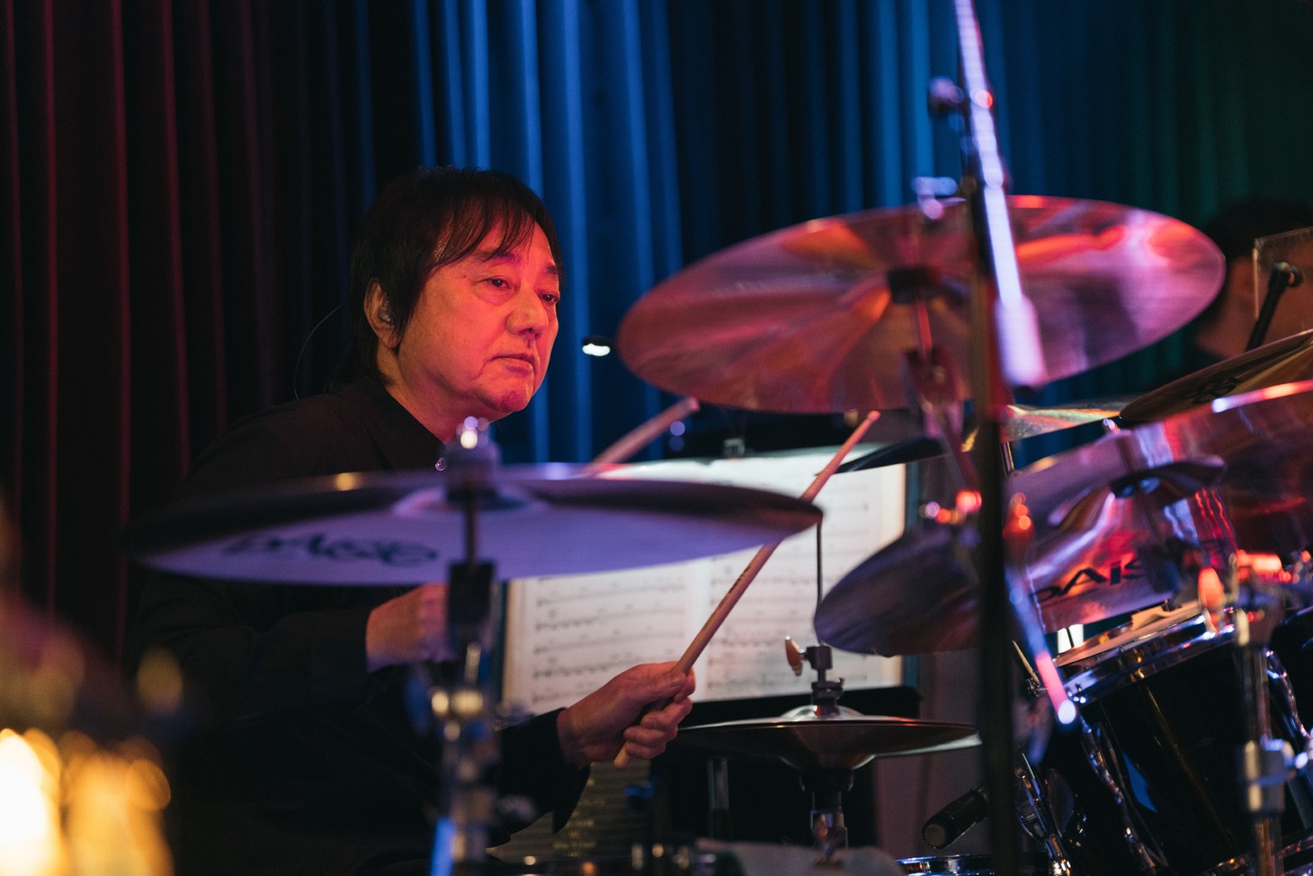 山木秀夫（Dr）（Photo by AKI）