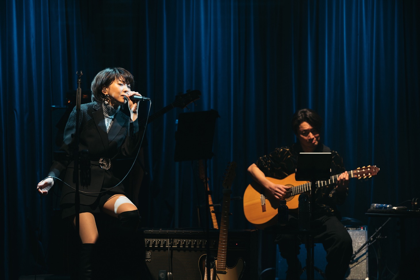 左からLittle Black Dressと吉田サトシ（G）。（Photo by AKI）