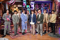 左から田中圭、FANTASTICS from EXILE TRIBE、千葉雄大。