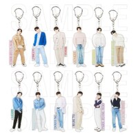 ポップアップストアで販売されるTREASUREのアクリルキーホルダー。