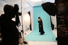 アルセーヌ・ルパンに扮して撮影する氷川きよし。（撮影：浅見健一）