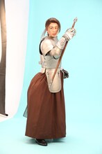 ジャンヌ・ダルクに扮して撮影する氷川きよし。（撮影：浅見健一）