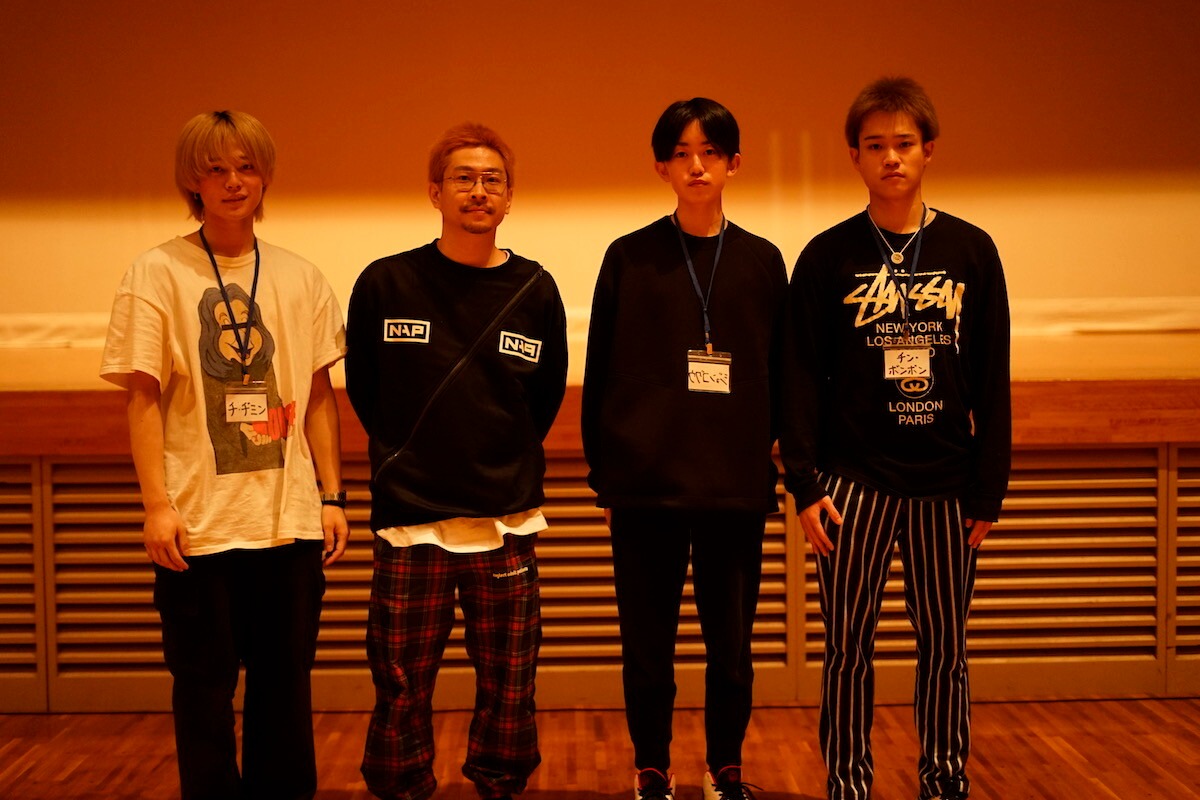 「WACKメンズ合同オーディション2022」合格者と渡辺淳之介。