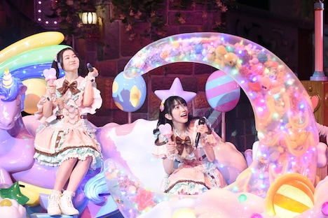 フロートに乗る杏ジュリアと小泉遥香。