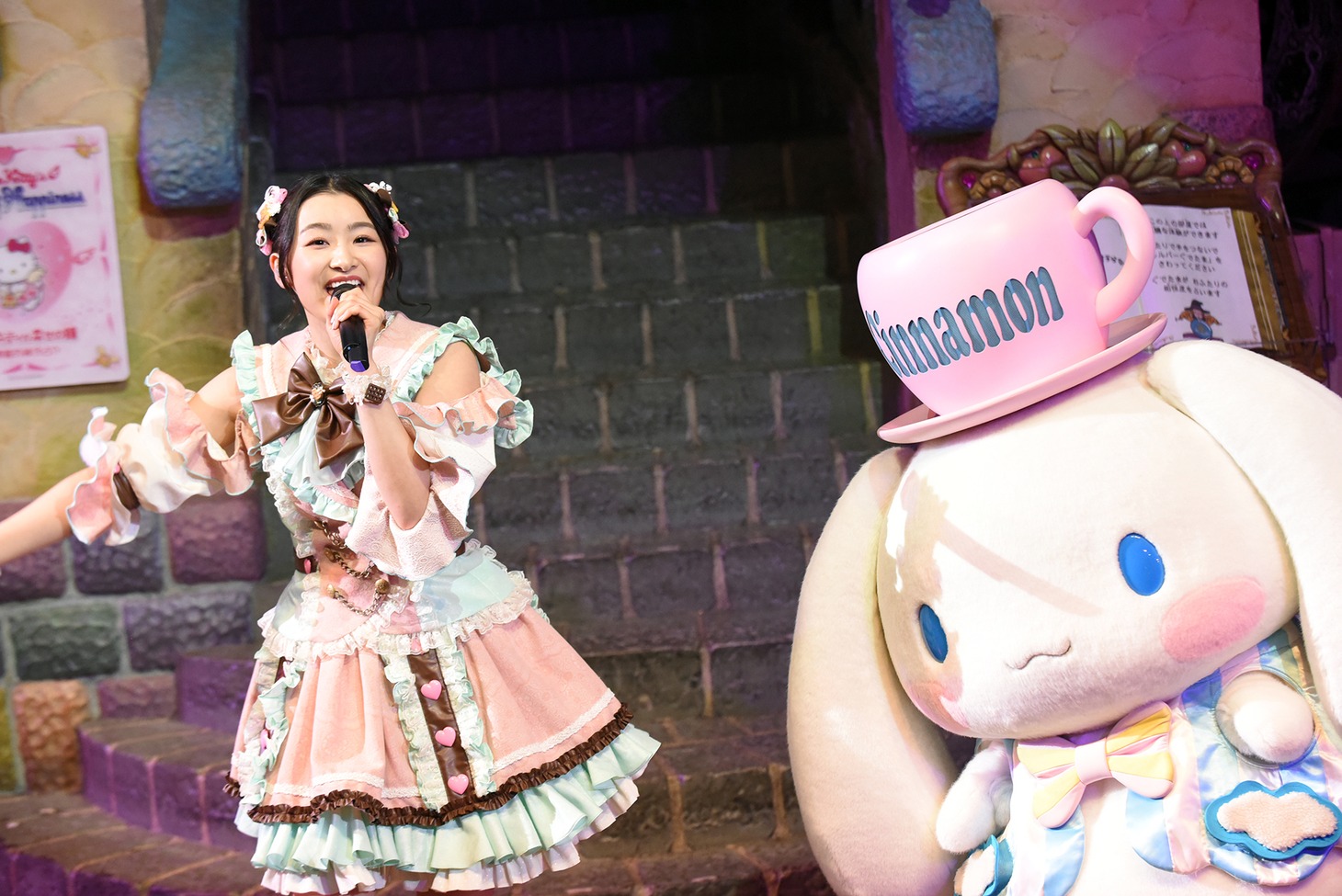 左から杏ジュリア、シナモロール。