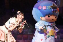 左から坂井仁香、キキ。