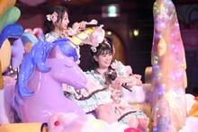 フロートに乗る辻野かなみと坂井仁香。