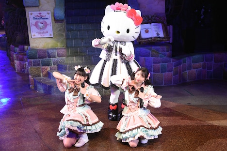 ポーズを決めるハローキティ、吉川ひより、辻野かなみ。