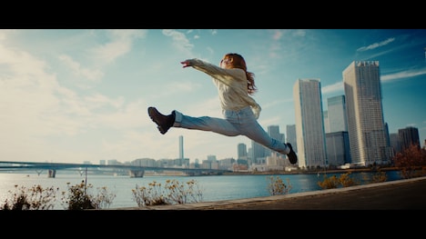 アサヒビール「アサヒスーパードライ」の新CM「新スーパードライ、始まる」編より。